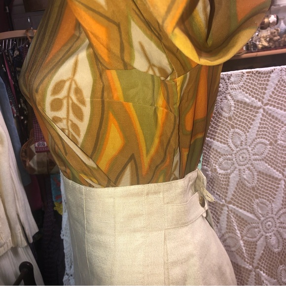 Vintage 1960’s mod - crepe blouse- autumn toned leaf print - buttons in back - Picture 8 of 12